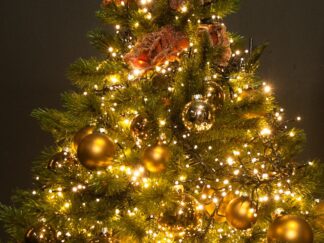 Kerstboom met ballen / slingers